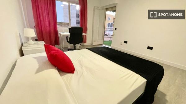 Zimmer zu vermieten in 5-Zimmer-Wohnung in Alicante