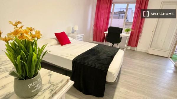 Zimmer zu vermieten in 5-Zimmer-Wohnung in Alicante