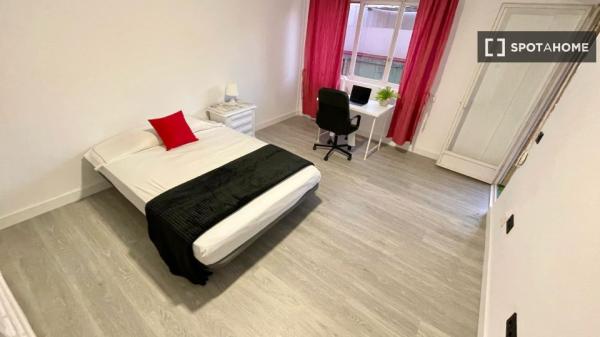 Zimmer zu vermieten in 5-Zimmer-Wohnung in Alicante