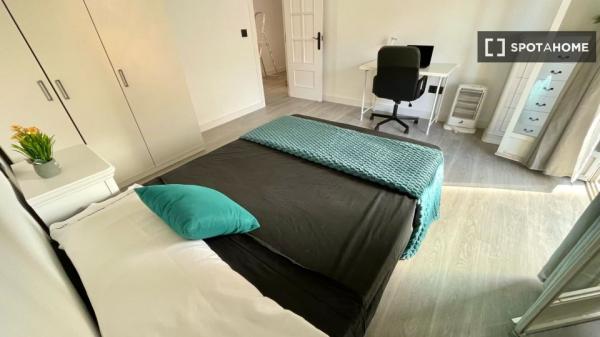 Zimmer zu vermieten in 5-Zimmer-Wohnung in Alicante