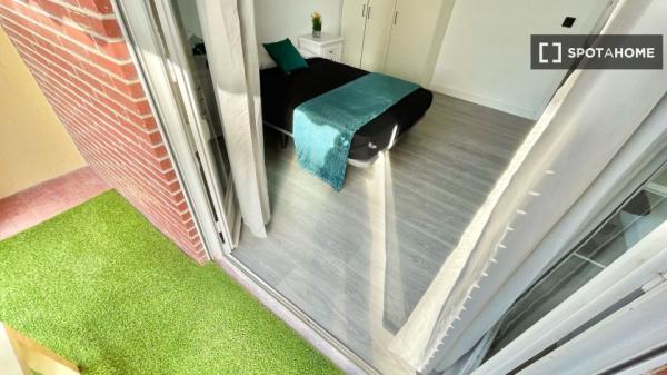 Zimmer zu vermieten in 5-Zimmer-Wohnung in Alicante