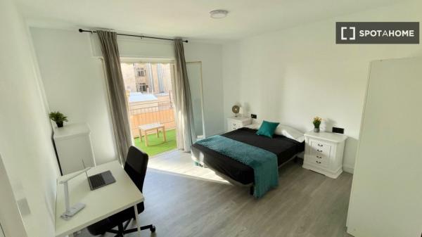 Zimmer zu vermieten in 5-Zimmer-Wohnung in Alicante