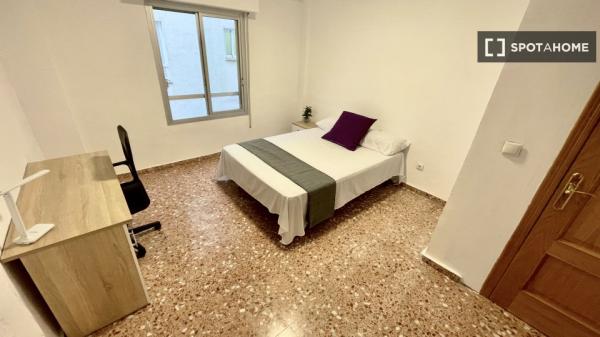 Chambre à louer dans un appartement de 4 chambres à Alicante