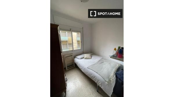 Quarto para alugar em apartamento de 4 quartos em Barcelona