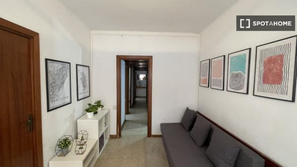 Quarto para alugar em apartamento de 4 quartos em Barcelona