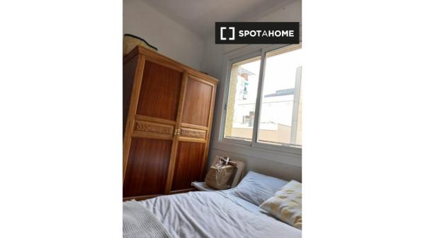 Quarto para alugar em apartamento de 4 quartos em Barcelona