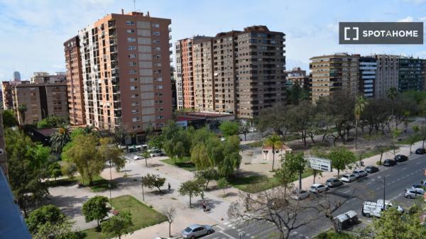 Piso entero de 2 dormitorios en valència.