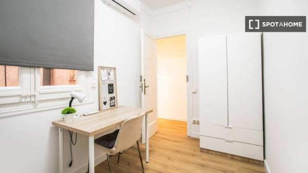 Room in shared apartment in Barcelona