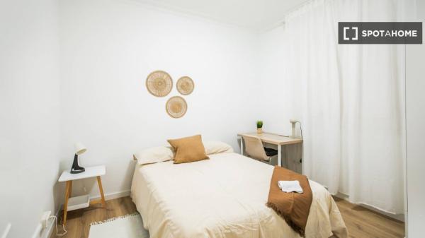 Room in shared apartment in Barcelona