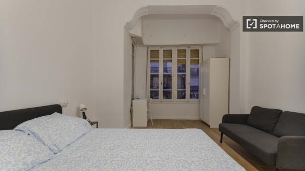 Room for rent in 8-bedroom apartment in Valencia