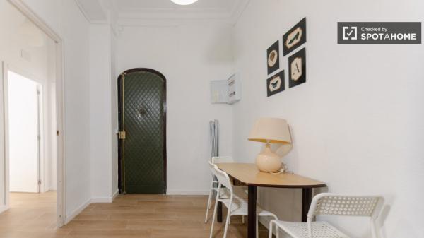 Room for rent in 8-bedroom apartment in Valencia