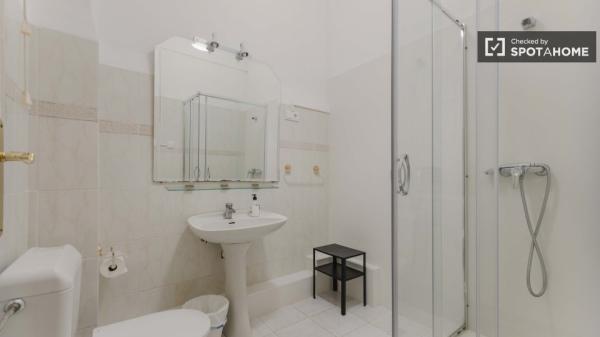 Room for rent in 8-bedroom apartment in Valencia