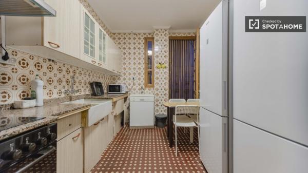 Room for rent in 8-bedroom apartment in Valencia