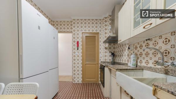 Room for rent in 8-bedroom apartment in Valencia