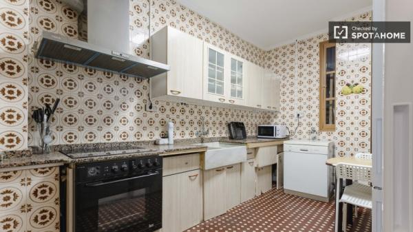 Room for rent in 8-bedroom apartment in Valencia