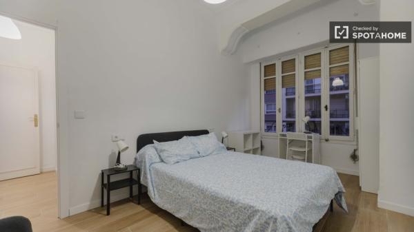 Room for rent in 8-bedroom apartment in Valencia