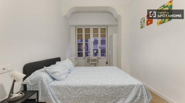 Room for rent in 8-bedroom apartment in Valencia