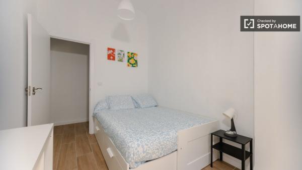 Room for rent in 8-bedroom apartment in Valencia