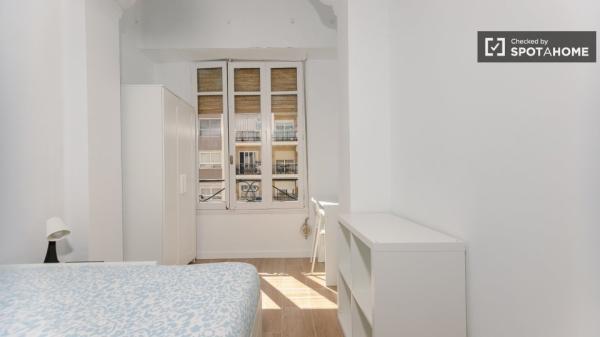 Room for rent in 8-bedroom apartment in Valencia