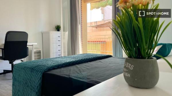 Chambre à louer dans un appartement de 5 chambres à Alicante