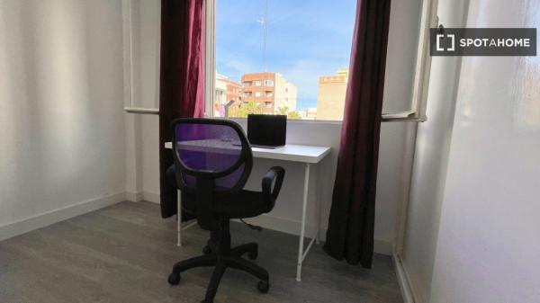 Chambre à louer dans un appartement de 5 chambres à Alicante