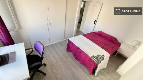 Chambre à louer dans un appartement de 5 chambres à Alicante