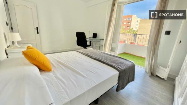 Chambre à louer dans un appartement de 5 chambres à Alicante