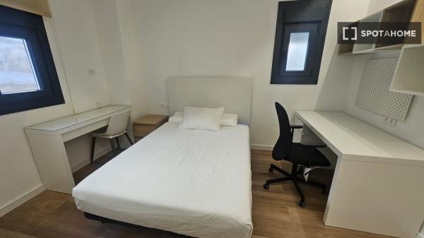 Piso entero de 4 habitaciones en barcelona.