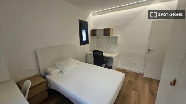 Piso entero de 4 habitaciones en barcelona.