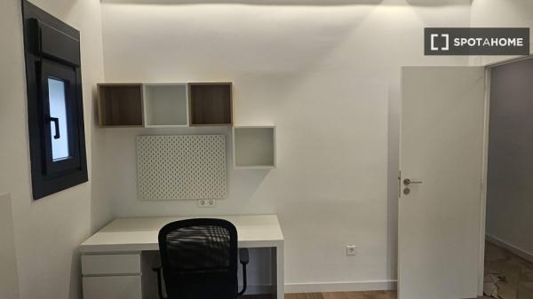 Piso entero de 4 habitaciones en barcelona.