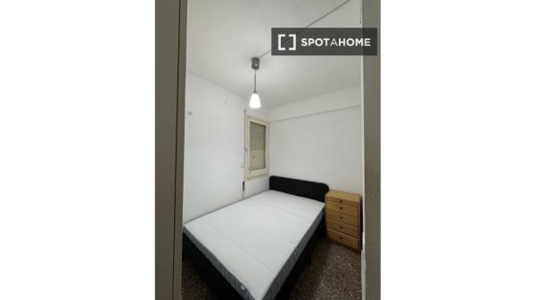 Habitación en piso compartido en L'Hospitalet de Llobregat.