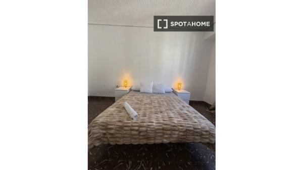 Room for rent in 5-bedroom apartment in Valencia