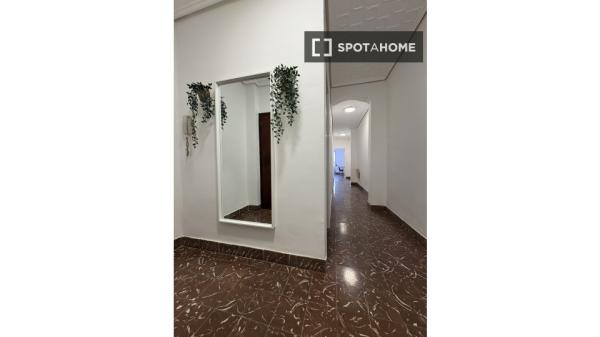 Room for rent in 5-bedroom apartment in Valencia