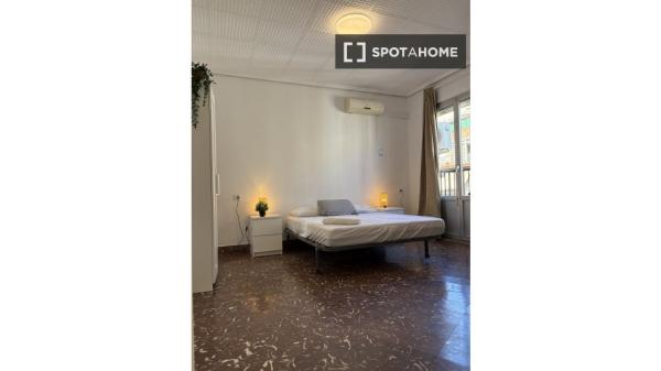 Room for rent in 5-bedroom apartment in Valencia