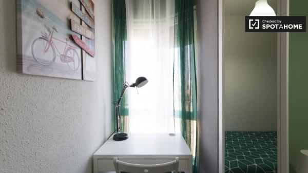 Habitación en piso de 5 dormitorios en Alcalá de Henares, Madrid.