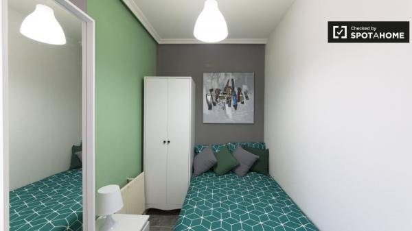 Habitación en piso de 5 dormitorios en Alcalá de Henares, Madrid.