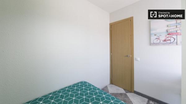 Habitación en piso de 5 dormitorios en Alcalá de Henares, Madrid.