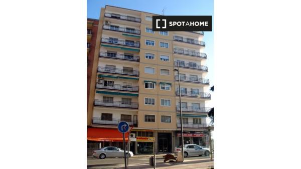 Preciosa Habitación en piso de 5 habitaciones en Salamanca - Mujer