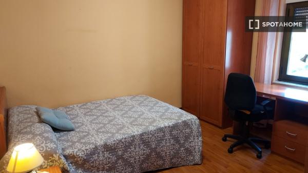 Se alquila habitación en piso de 5 habitaciones en Salamanca - Mujeres