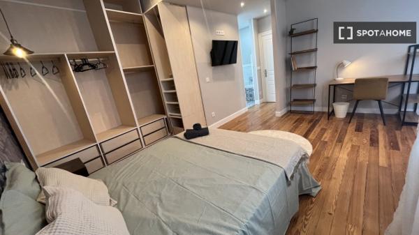 Se alquila habitación en piso de 6 dormitorios en Abando, Bilbao