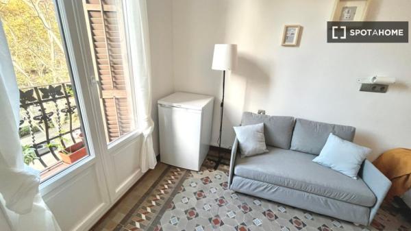 Habitación en piso compartido en barcelona.