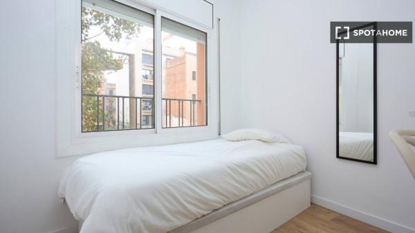 Se alquila habitación en piso de 4 dormitorios en Barcelona