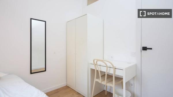 Se alquila habitación en piso de 4 dormitorios en Barcelona