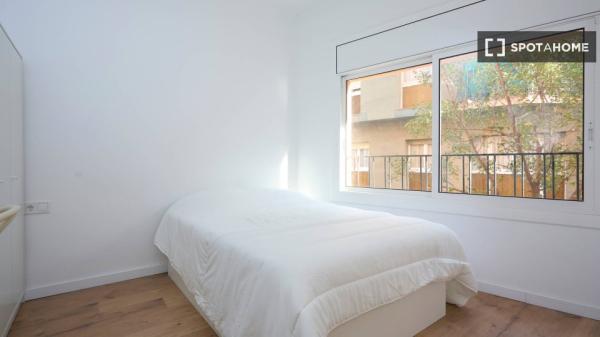 Se alquila habitación en piso de 4 dormitorios en Barcelona