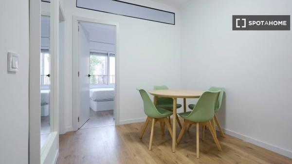 Se alquila habitación en piso de 4 dormitorios en Barcelona