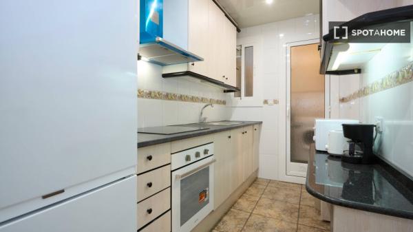 Se alquila habitación en piso de 4 dormitorios en Barcelona