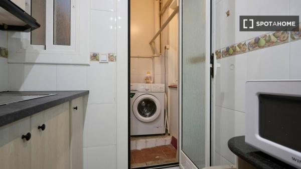 Se alquila habitación en piso de 4 dormitorios en Barcelona