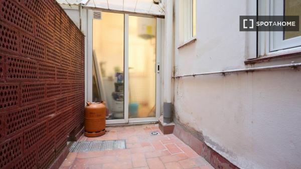 Se alquila habitación en piso de 4 dormitorios en Barcelona