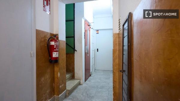 Se alquila habitación en piso de 4 dormitorios en Barcelona