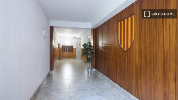 Se alquila habitación en piso de 4 dormitorios en Barcelona